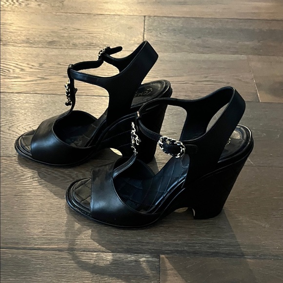 CHANEL Black Heels with Gold Accents - Picture 2 of 7